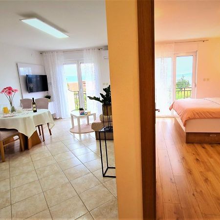 Apartment Karamarko Malinska Buitenkant foto