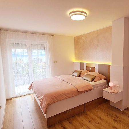 Apartment Karamarko Malinska Buitenkant foto