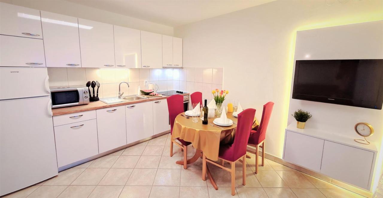 Apartment Karamarko Malinska Buitenkant foto