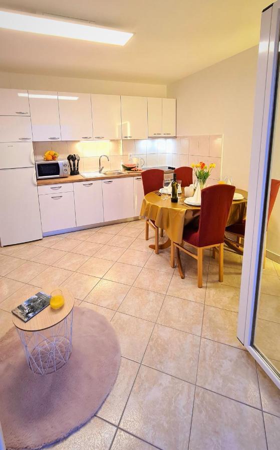 Apartment Karamarko Malinska Buitenkant foto
