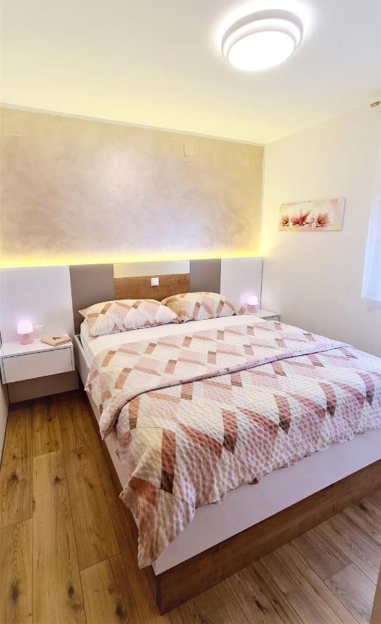 Apartment Karamarko Malinska Buitenkant foto