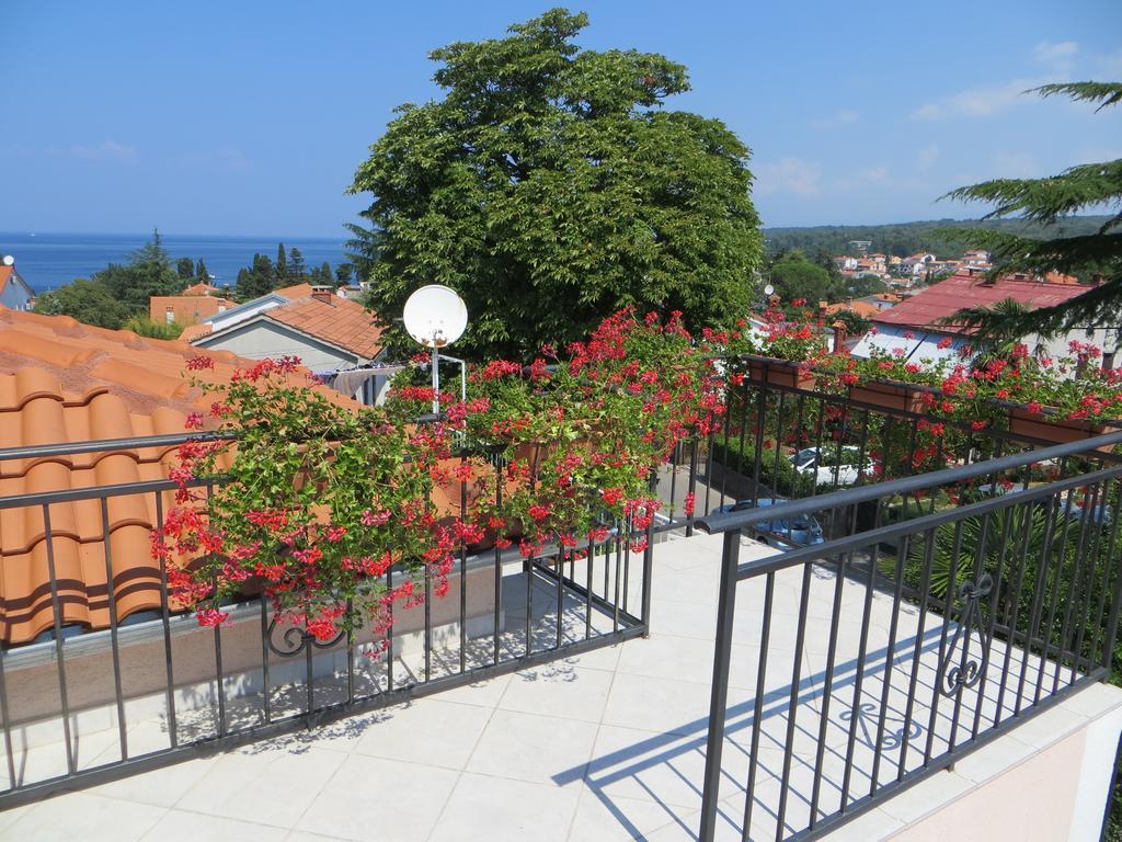 Apartment Karamarko Malinska Buitenkant foto