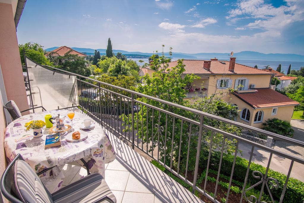 Apartment Karamarko Malinska Buitenkant foto