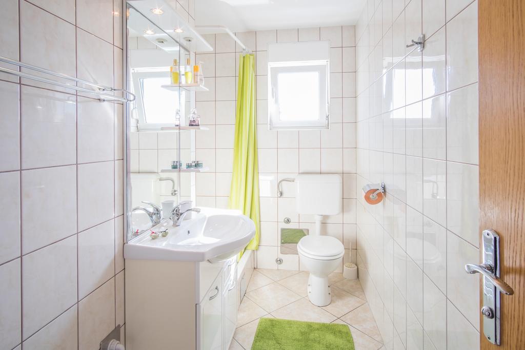 Apartment Karamarko Malinska Buitenkant foto