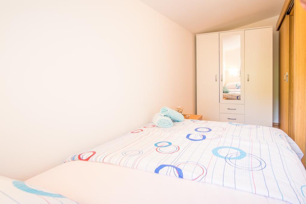 Apartment Karamarko Malinska Buitenkant foto